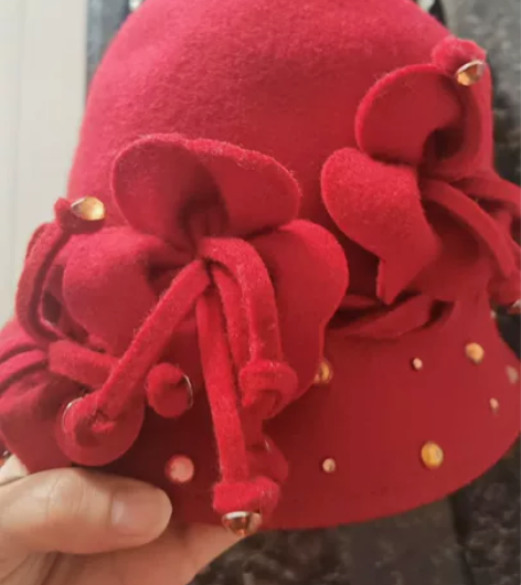 红色礼帽，里面可调节，不退不换， 感兴趣的...