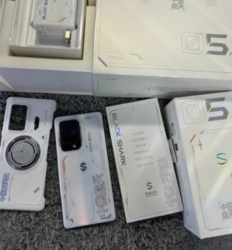 黑鲨5Pro 中国航天版 白色 16G运行...