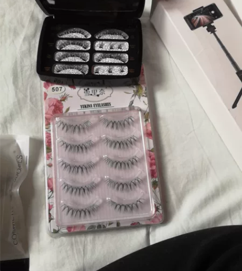 3盒假睫毛  4个美发笔     一个眉章...