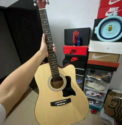原价1000多的几乎全新吉他便宜出了，虽然...