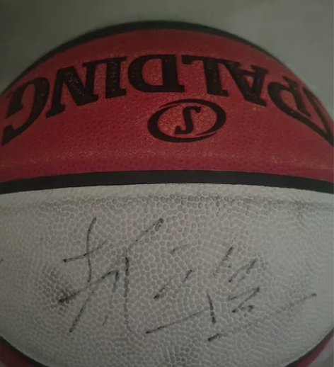 头盔哥亲签篮球 好像有点漏气 便宜出了 头...