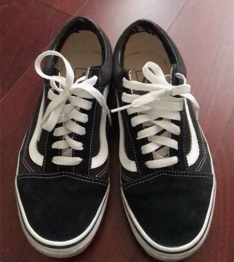 vans经典黑鞋，穿的不是很多，脚后跟有掉...