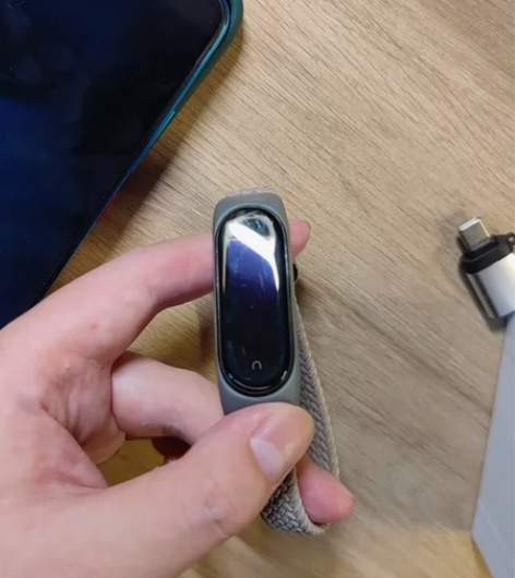 小米手环5NFC 屏幕很多细小划痕 顶部有...