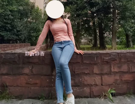 牛仔裤小号 瑕疵第四张图片拍出来了腰上有个...