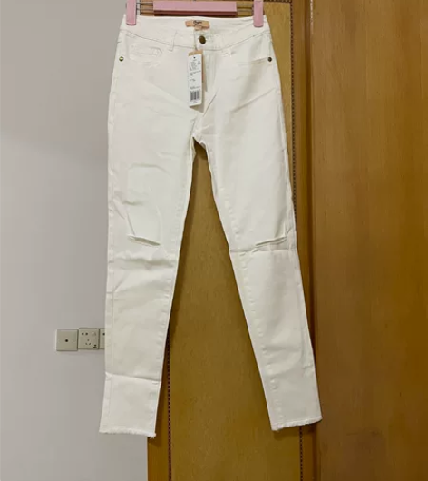 白色破洞高腰牛仔毛边小脚裤，S码腰围66弹...