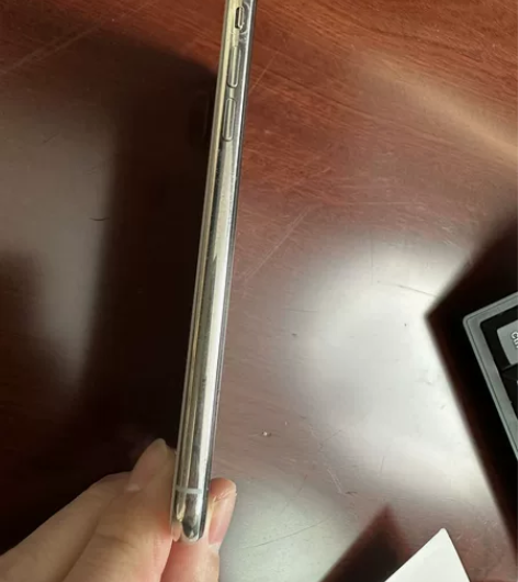 上大学的时候，我爸给我买的iPhoneX，...
