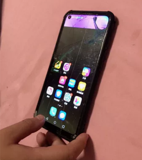 荣耀play3 4+64屏幕爆，功能方面除...