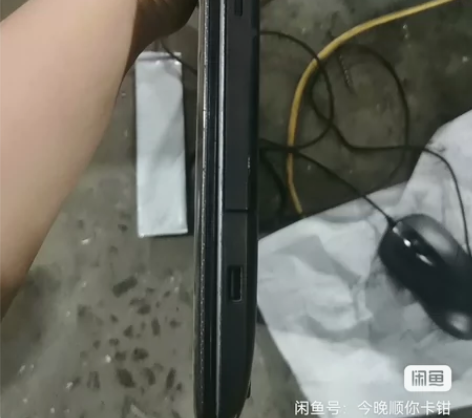 华硕笔记本用了两三年了 屏幕有几根绿线触控...