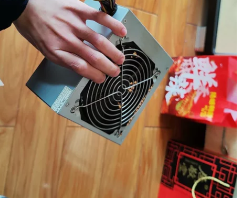 鑫瑞腾王者400电脑电源峰值400w，旧电...