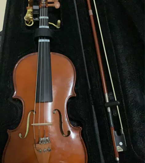 刚入手不久的小提琴，孩子报名上了几节课就不...