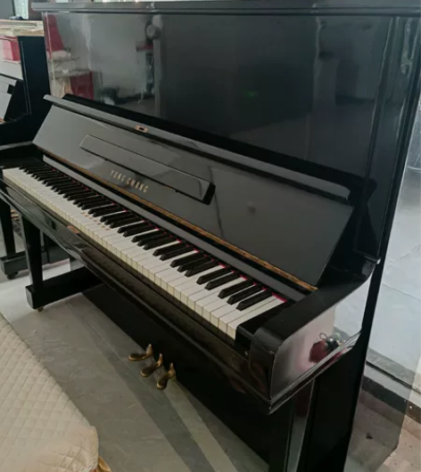九成新钢琴，学校破产了，钢琴老板抵押做房租...