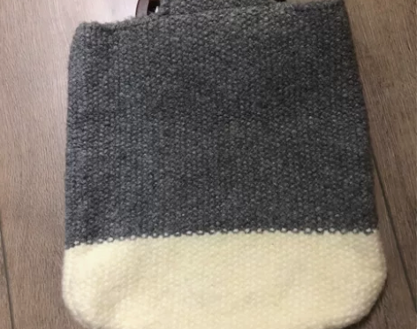 针织手拿包 手柄为木质 质感很好 仅试背 ...