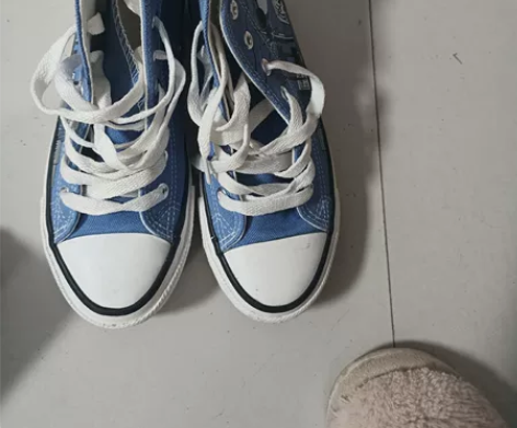 高帮帆布鞋,无牌子。36码女鞋。米奇图案。...