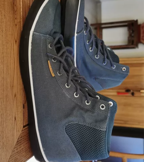 高帮牛仔帆布鞋,几乎全新,时尚帅气,只穿过...