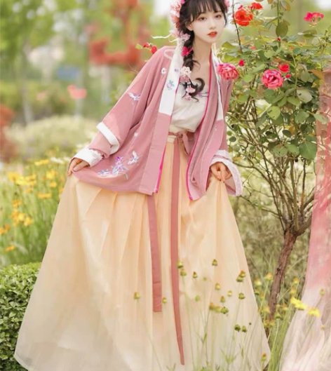 裳云兮小小草 尺码：全套m 试穿好像有一件...