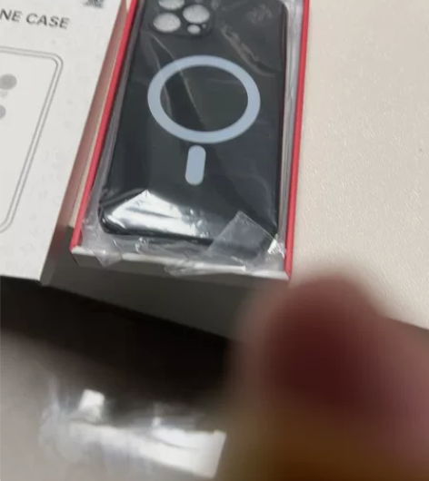 羽博正品带磁吸充电保护壳,型号是苹果12p...