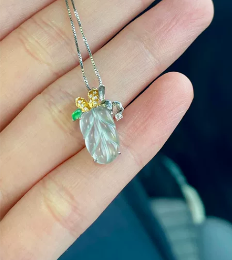 18k钻石镶嵌金枝玉叶翡翠吊坠 用料：金色...