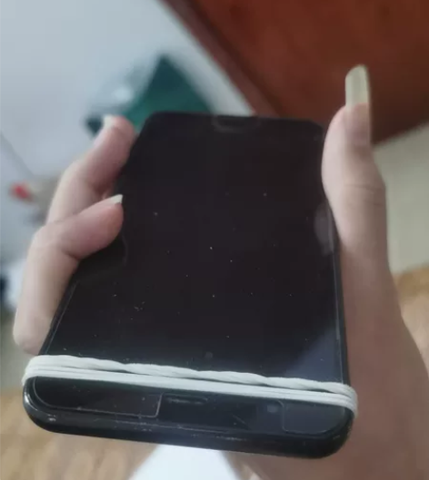 小米6 6加64g后壳和屏幕胶水都没粘好。...