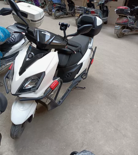 济南铃木摩托车uy。高配带尾箱。  一手户...