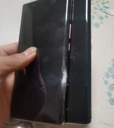 荣耀magic3碎屏，不是手机，两个屏里外...