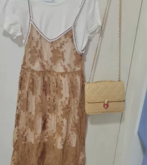 连衣裙，内搭白色裙子无发黄，因为长胖所以出...