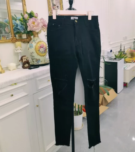 女士新款小脚破洞牛仔裤黑色单里全新。 S码...