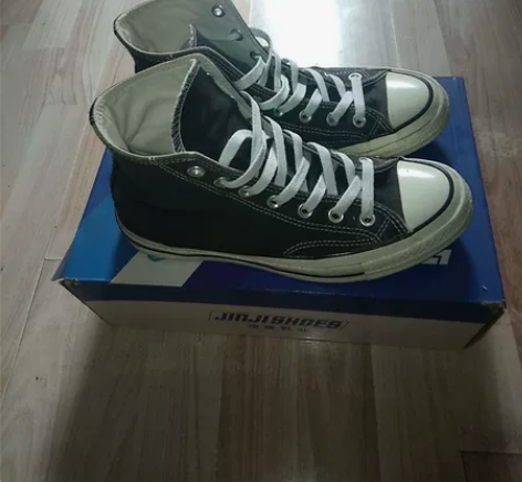 闲置一双39码黑色高帮匡威，图4有点脱胶其...