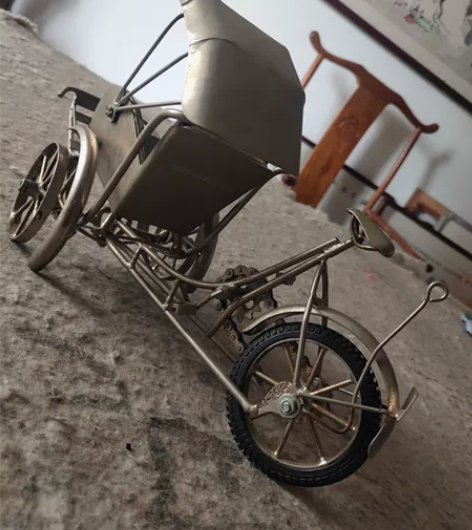 国外自行车模型，前面少两个轮胎其余全品。 ...