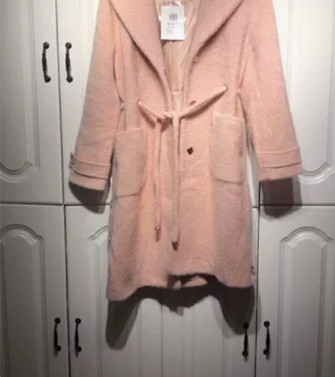 全新淡粉色细绒大衣，xl码数，因为黄色灯光...