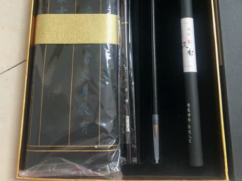 全新 六品堂吉祥经手抄礼盒装，里面包含一个...