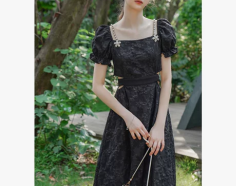 MQueen复古水钻花朵露腰绑带方领小黑裙...