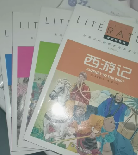 四大名著精简版，赠水浒厚版与莫泊桑 感兴趣...