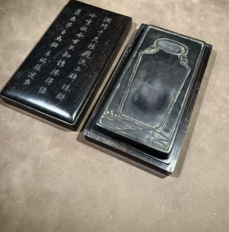 四海升平，端砚，带红木合， 砚面海水花瓶寓...