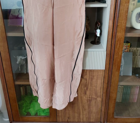 裤子洗完没熨烫,阔腿裤 感兴趣的话点“我想...