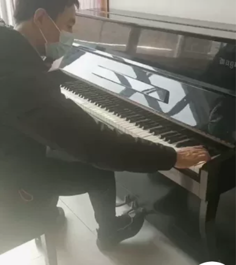闲置一台日本原装进口二手钢琴。弹的不多。琴...