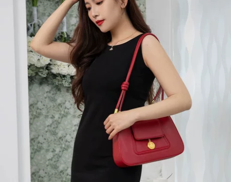 红色法式腋下包包女2022新款高级感小众法...