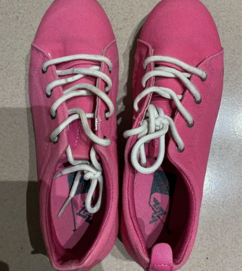 安踏女款运动鞋，玫红色，38码 感兴趣的话...