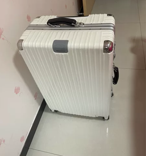 实体店购买24寸拉杆箱，有密码锁，箱子没有...