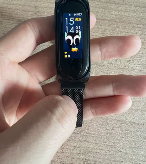 小米手环5普通版，表面有划痕，表带刚换新的...