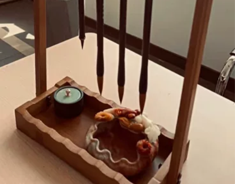 实木楠竹毛笔挂笔架一个，高约37.5公分，...