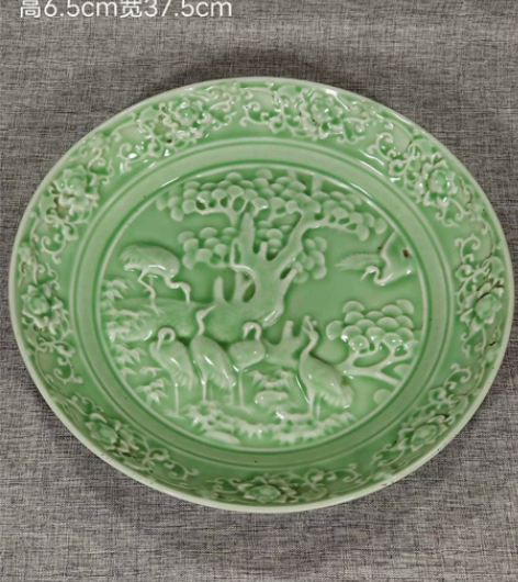 精工细作满工青釉高浮雕“松鹤延年”纹赏盘。...