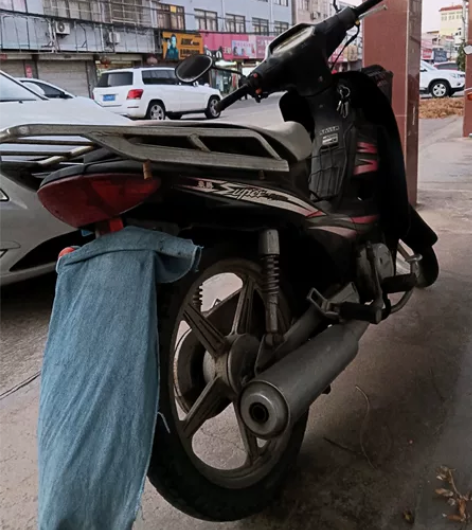 豪爵喜运110小弯梁摩托车，无手续，正常行...