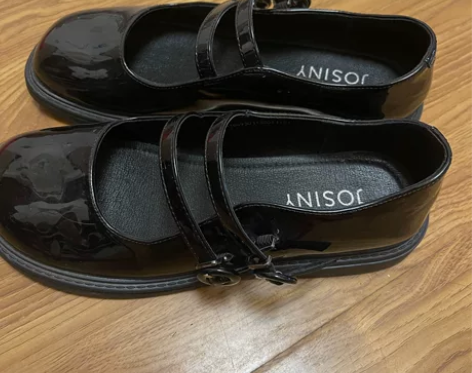 卓诗尼可爱风小皮鞋 穿上很淑女 配裙子啥的...