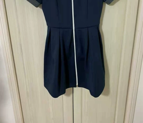 阿玛施太空棉运动风连衣裙 感兴趣的话点“我...