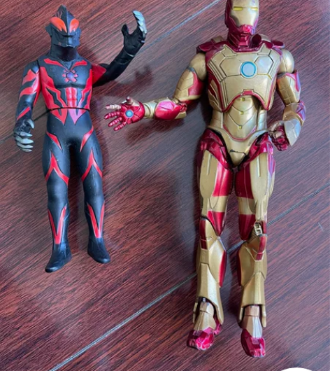 手办模型,钢铁侠和贝利亚。 钢铁侠的四肢关...