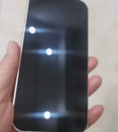 女士自用苹果12，一直有壳有膜，很爱惜，没...