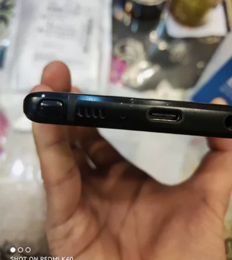 三星note9 屏幕有竖线 不过不影响使用...