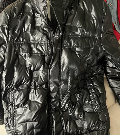 男士羽绒服 闲置出 领口出有些发黄 其他很...