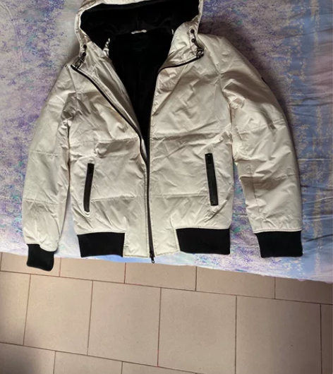 正品杰克琼斯羽绒服男士最小码，腋下有破损，...