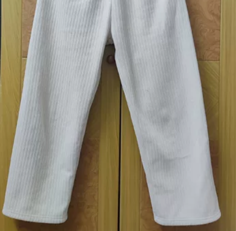 出闲置加绒白裤子，只要一杯奶茶钱！裤子是加...